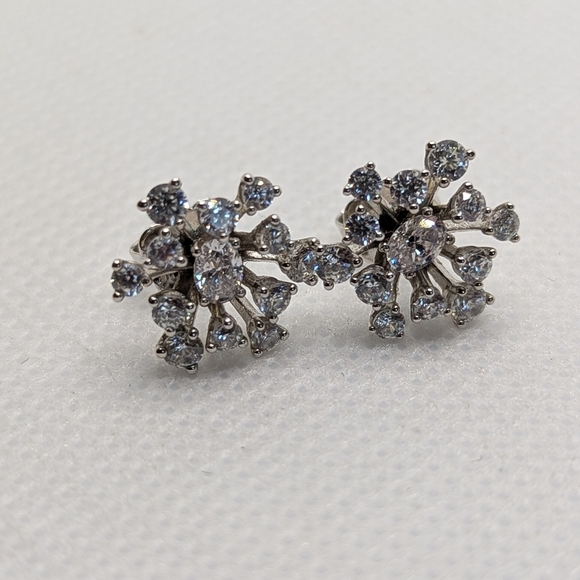 Elegant Silver Floral Stud Earrings - Picture 4 of 4